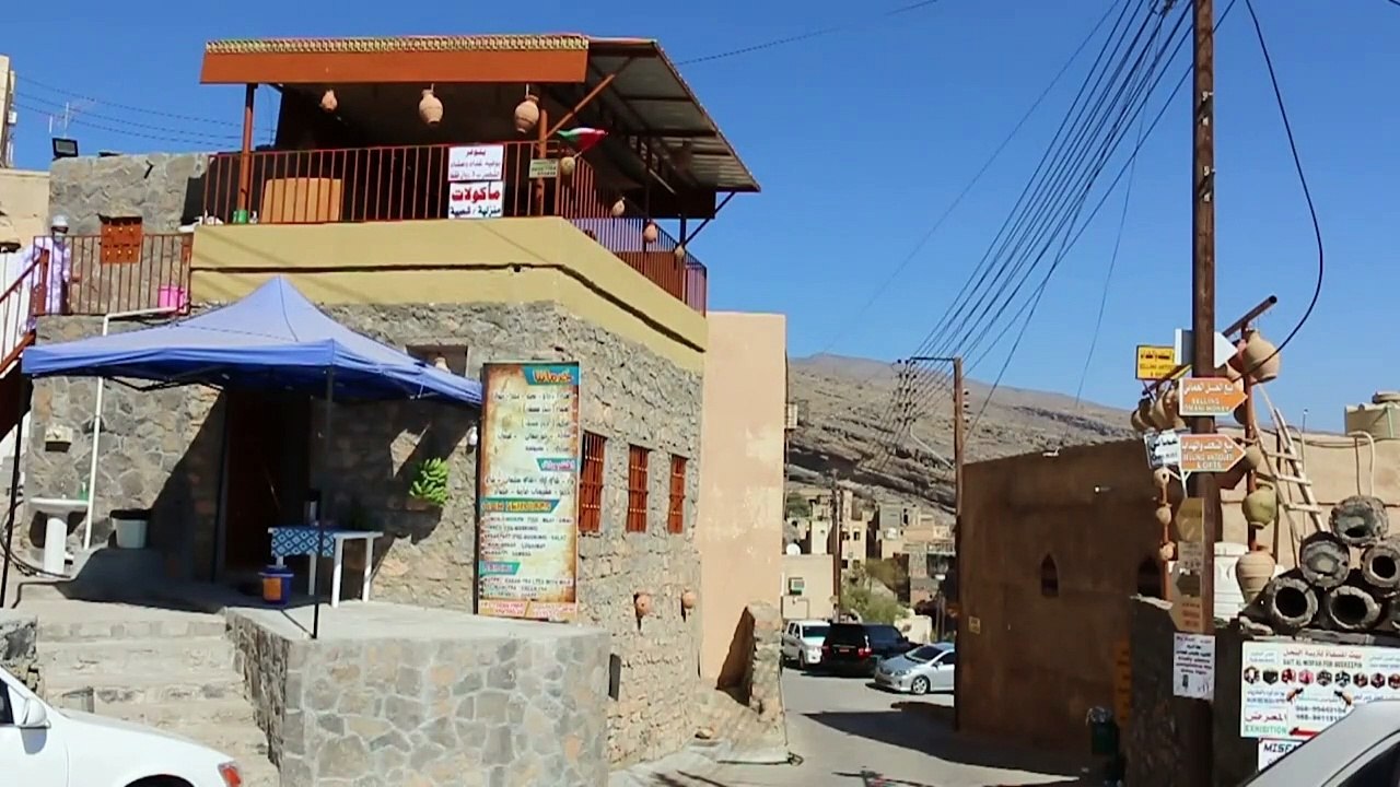 فنادق الطين مقصد سياحي يستقطب الزوار في قرية عمانية