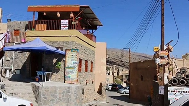 فنادق الطين مقصد سياحي يستقطب الزوار في قرية عمانية