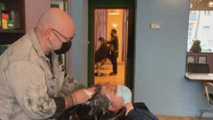 Peluqueros en Berlín: Alivio por reapertura, pero quejas por falta de ayudas
