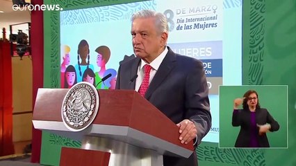 下载视频: El feminismo desata su rabia en México: 20.000 manifestantes derriban las vallas de López Obrador