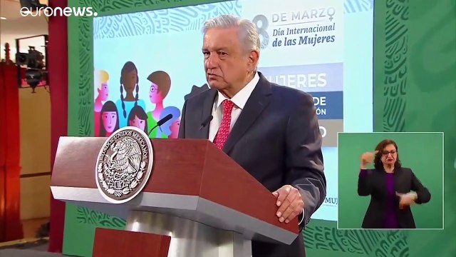 El feminismo desata su rabia en México: 20.000 manifestantes derriban las vallas de López Obrador