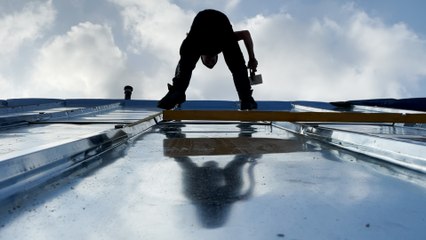 Sur les toits de Paris avec les couvreurs zingueurs, funambules de « la haute couture du bâtiment »