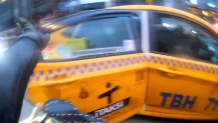 Beşiktaş'ta kapı açma kazası: Öfkelenen motosikletli yolculara bağırdı