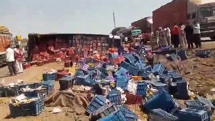 अंगूर से भरा हुआ ट्रक पलटा, नेशनल हाईवे पर हुई दुर्घटना, ड्राइवर और क्लीनर घायल