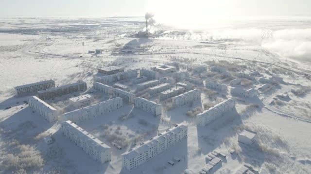 Buz ve karlarla kaplı "hayalet" şehir - Terkedilmiş binalar buz mağarasına döndü