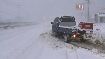 [날씨] 내륙 비·눈 그치고 '쌀쌀'...영동 '대설경보' / YTN