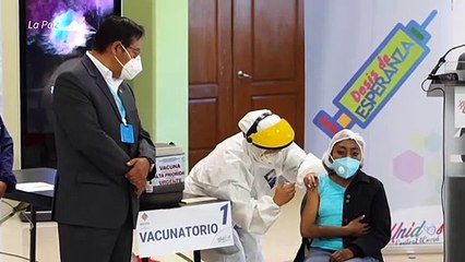 Vacunación contra covid-19 desata pugna política en Bolivia