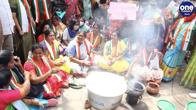 Gas, Petrol, Diesel Price Hike : తలపై గ్యాస్, కట్టెలు పెట్టుకుని నిరసన | Gandhi Bhavan