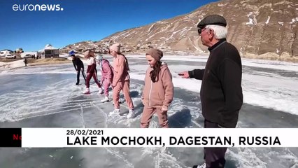 شاهد: بحيرةُ ماكوك الروسية حلبةُ تزلّج مسوّرةٌ بمناظر خلاّبة