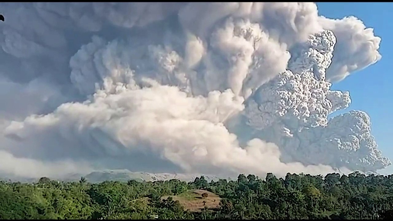 Vulkan Sinabung spuckt Asche in den Himmel