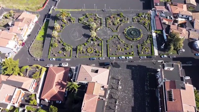 Vulcão no monte Etna em erupção e a espalhar cinzas