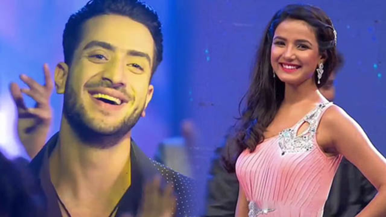 Bigg Boss 14: Jasmin Bhasin की Ramp Walk देख दीवाने हुए Aly Goni | FilmiBeat