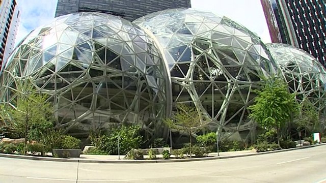 Une manager afro-américaine chez Amazon, dépose plainte contre le géant des technologies qu'elle accuse de la payer moins que ses homologues masculins blancs et d'entretenir un climat de discrimination