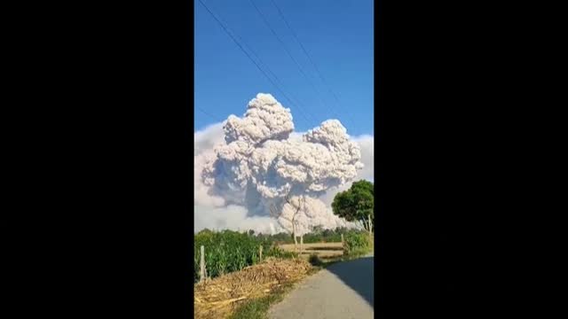 Un volcán indonesio expulsa una columna de humo de 5 km