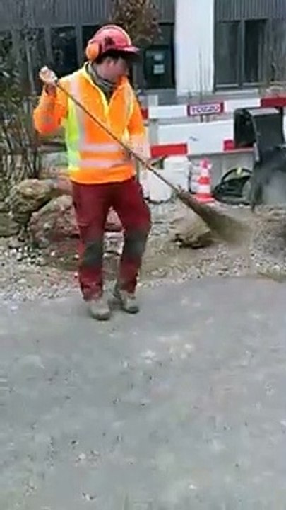 Superman nettoie le chantier dans les moindres recoins