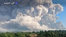 بركان سينابونغ الإندونيسي يقذف سحابة ضخمة من الرماد