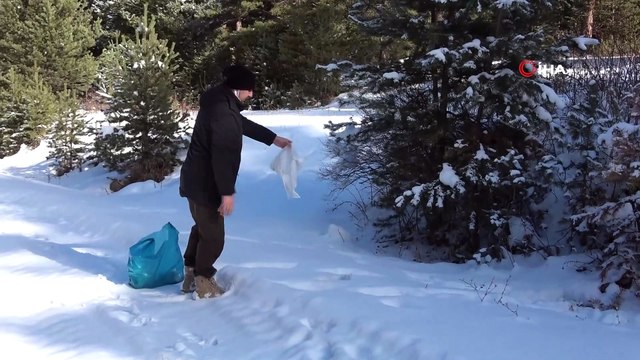 Doğa tutkunu genç yabani hayvanlar için doğaya yem bırakıyor