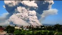Indonésie: le volcan Sinabung crache une spectaculaire colonne de cendres