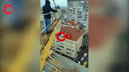 ÜCRETİNİ EKSİK ALAN İŞÇİ VİNCİN ÜZERİNE ÇIKIP EYLEM YAPTI