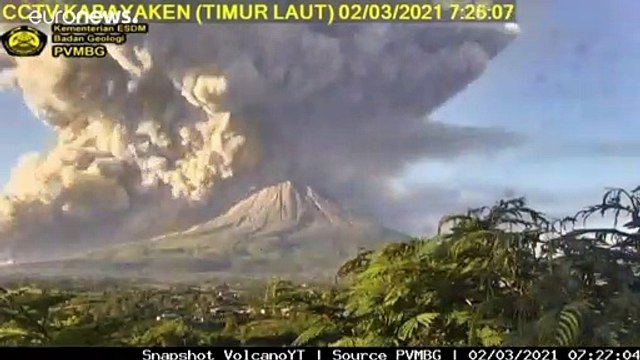 Sinabung cospe coluna de fumo com 12 mil metros de altitude