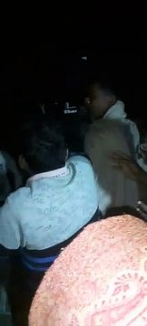 सहारनपुर में युवक को पेड़ से बांधकर ग्रामीणों ने पीटा देखें विडियो