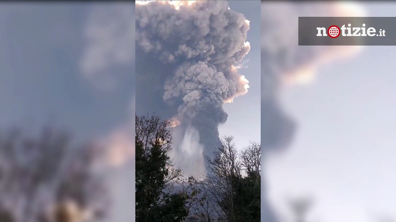 Etna, l'eruzione continua: pioggia di cenere ricopre le strade a Zafferana
