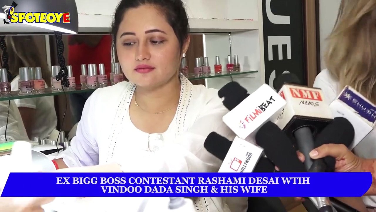 Bigg Boss 13's Rashami Desai Gets Papped With Vindu Dara Singh