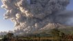 Indonésie : le volcan Sinabung crache un nuage de cendres à plus de 5 000 m d'altitude
