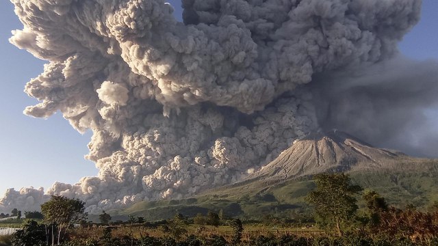 Indonésie : le volcan Sinabung crache un nuage de cendres à plus de 5 000 m d'altitude