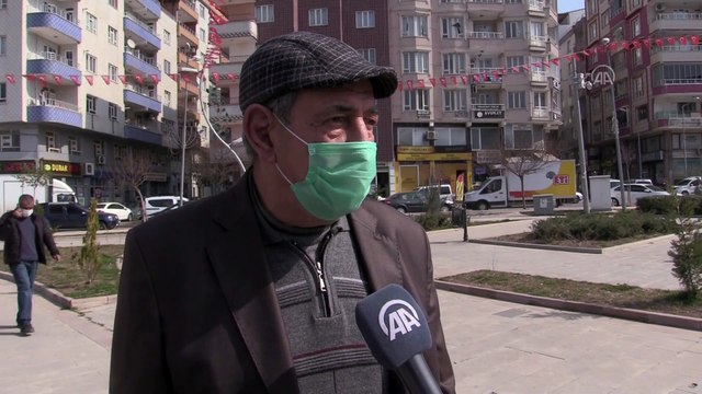 SİİRT - Yeni kontrollü normalleşmeyle 65 yaş üstü vatandaşlar güneşli havanın tadını çıkardı