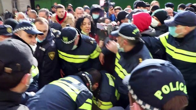 TİFLİS - Gürcistan'da protestocular ile polis arasında arbede çıktı