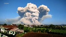 El volcán Sinabung de Indonesia arroja una espectacular columna de cenizas