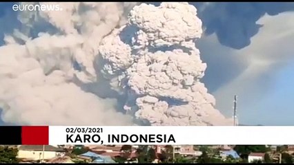 Sinabung crache du feu : le volcan indonésien en éruption