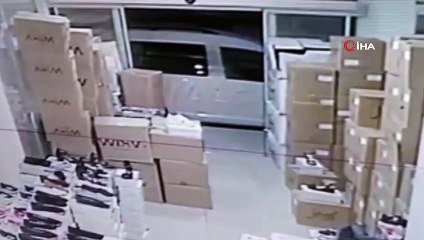 Depodan ayakkabı çalan hırsız kameralara yakalandı