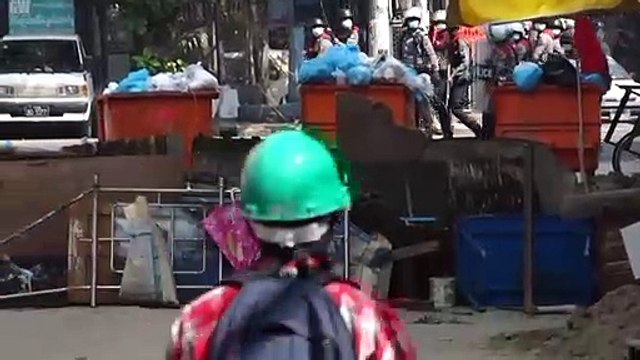 قوات الأمن تطلق الرصاص على المتظاهرين في بورما واستهداف صحافيين