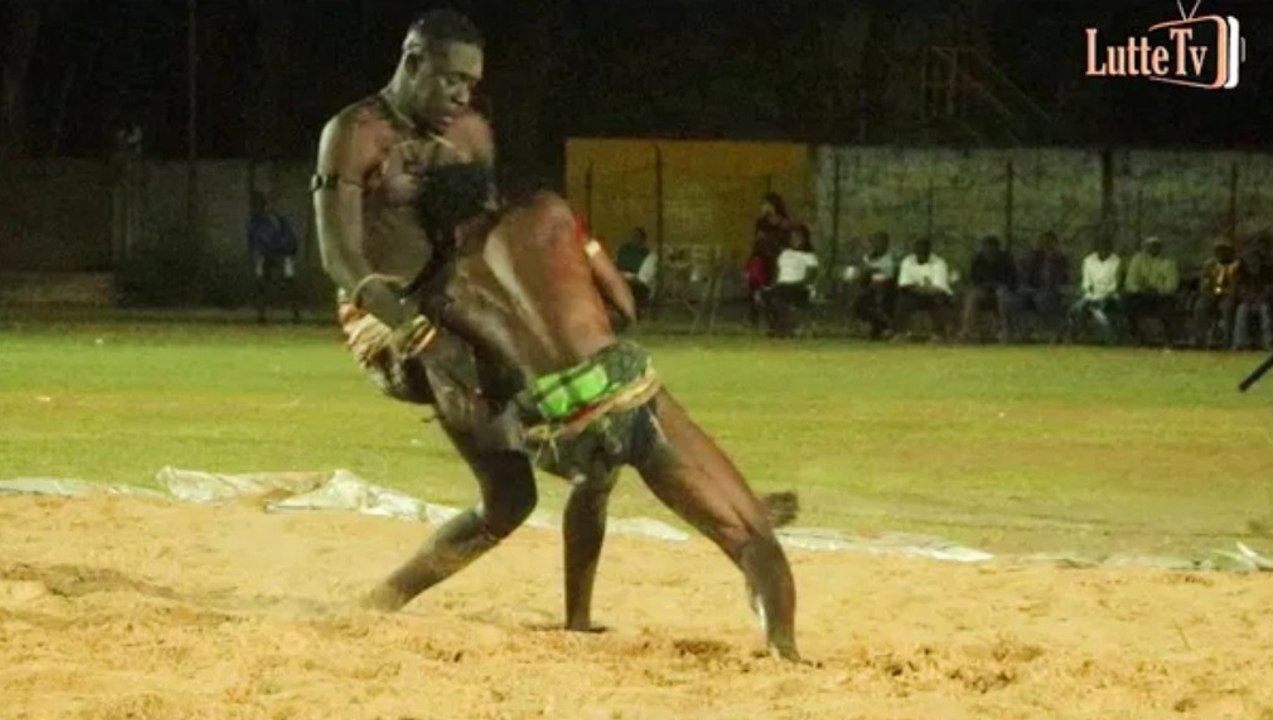 Intégralité combat Baboye Gambie Vs Bébé Ama...