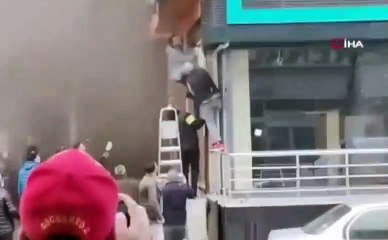 Fabrikada çıkan yangında bir işçi böyle kurtuldu