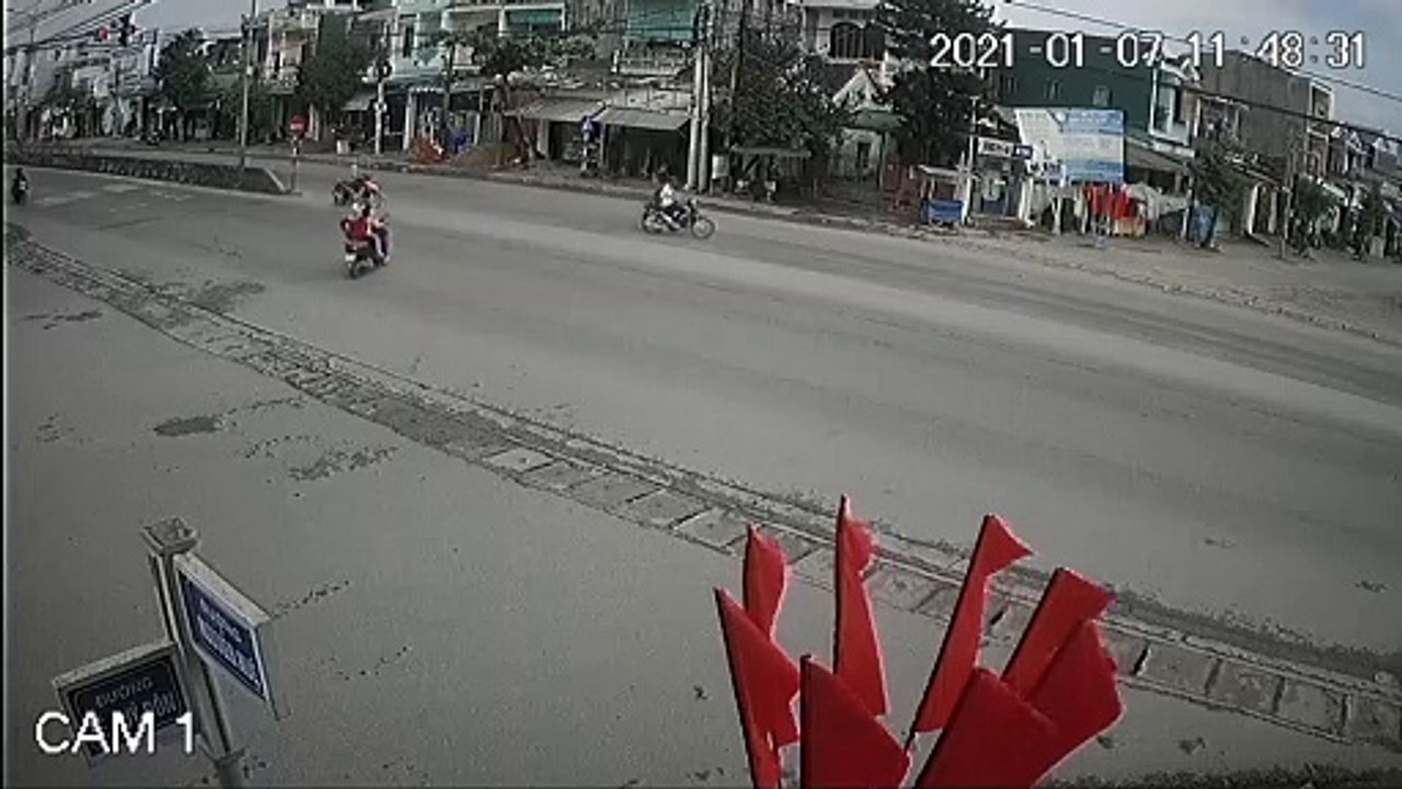 Motorcycle Rider in a Rush Has Near Miss With Truck