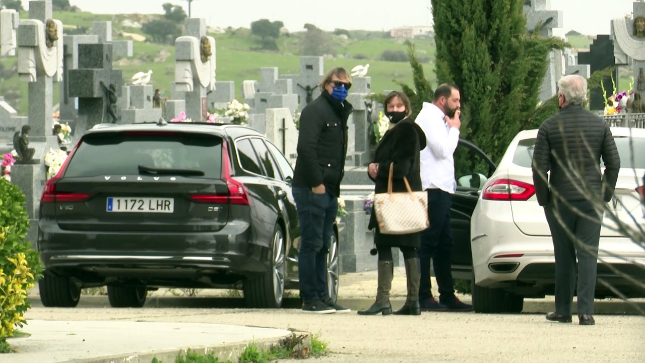 Los restos mortales de Quique San Francisco llegan al cementerio de Colmenar Viejo