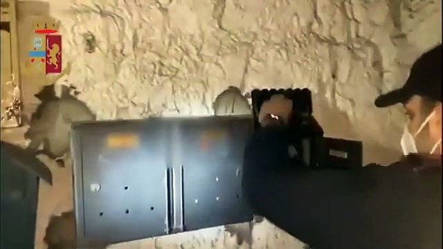 Napoli - Secondigliano, droga nascosta in cassetta postale arrestato 19enne (02.03.21) (1)