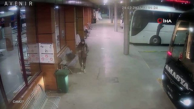 Kendisini polis olarak tanıttığı kişinin 3 bin 930 Euro ve 4 adet çeyrek altınını alıp, dolandırdı