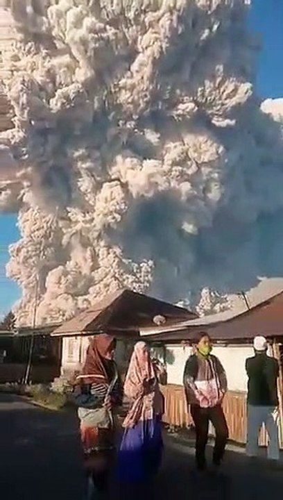 Tremenda erupción del volcán Sinabung en Indonesia, las cenizas suben hasta los 5.000 metros de altura