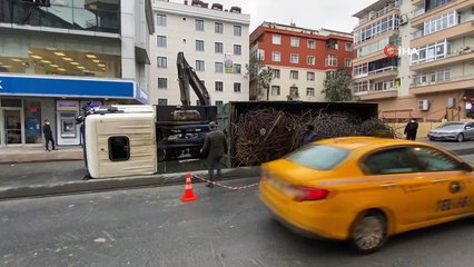 Demir yüklü kamyon yan yattı