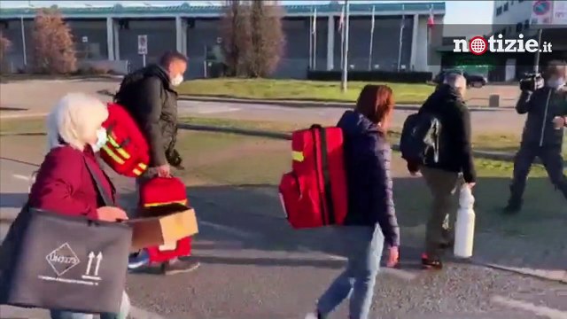 Coronavirus, vaccini trasportati in elicottero per il paese isolato vicino a Bergamo