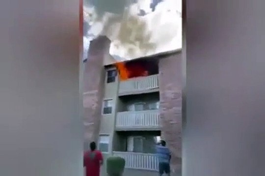 Jogador de futebol salva criança atirada de janela de casa em chamas