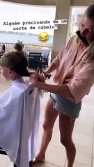 Vídeo: Gisele Bündchen mete mãos à obra e corta cabelo à filha