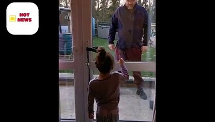 Durante pandemia, pai e filha dizem o quanto se amam através de porta