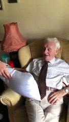 O emocionante momento em que idoso recebe almofada...com a foto da mulher