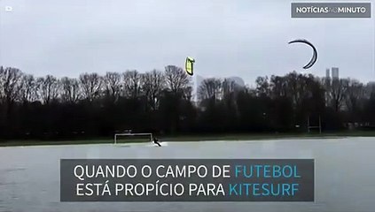 Kitesurfers se divertem em campo de futebol inundado na França