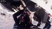 Amigos fazem skydive duplo impressionante